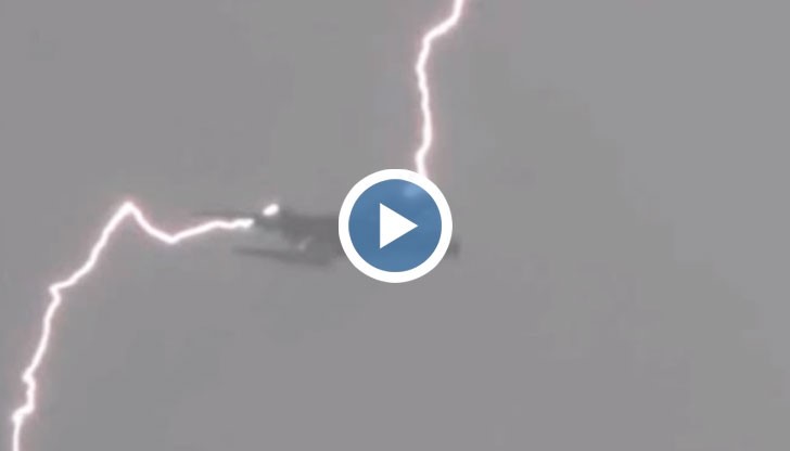 Три мълнии удрят самолет, пътниците живи и здрави