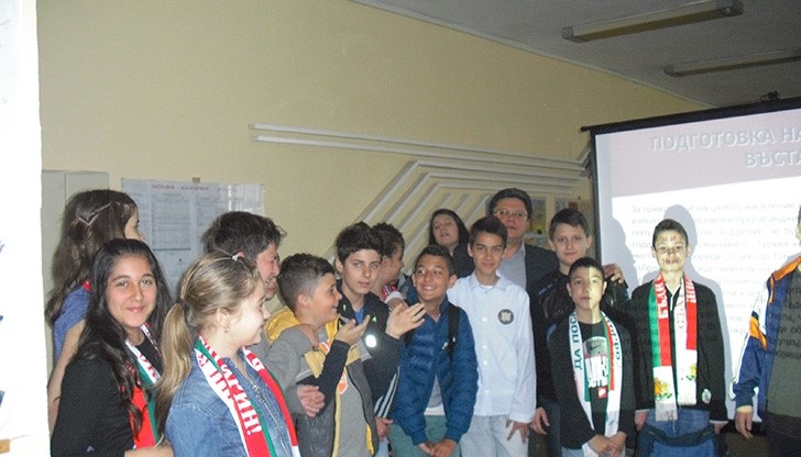 Ученици от СОУ "Възраждане" отбелязаха 138-годишнината от Априлското въстание