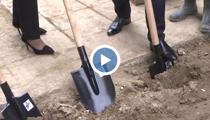 Сух фонтан и фигура на уличен музикант ще радва русенци