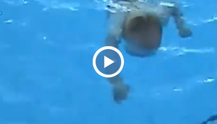 Бебе плува като малко делфинче
