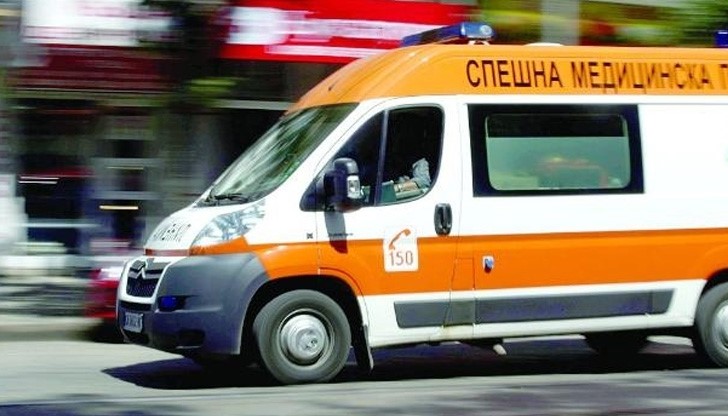 Двама са с опасност за живота след тежка катастрофа