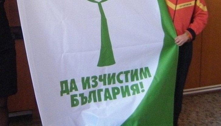 Общинари чистят района на Дунав мост и полигона край Николово Общинари чистят района на Дунав мост и полигона край Николово