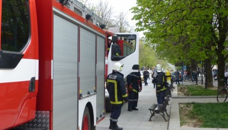 Гъст дим от непочистена скара вдигна пожарникарите на крак