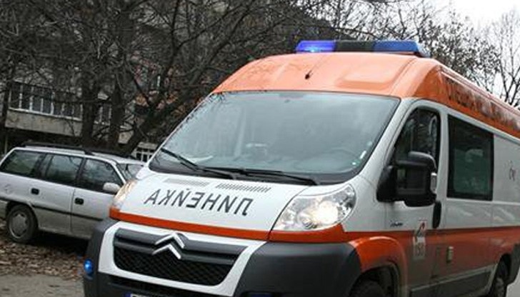 Шофьор премаза крака на глухоняма русенка Шофьор премаза крака на глухоняма русенка