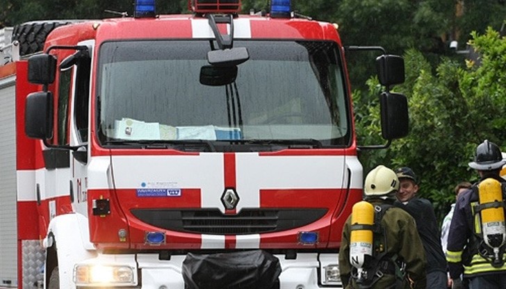 Къща в с. Пиргово гасиха русенските огнеборци Къща в с. Пиргово гасиха русенските огнеборци