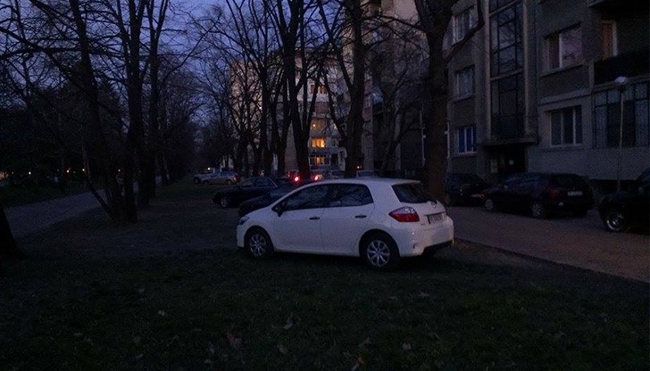 Паркът, когато в АГ "Гео Милев" има родителска среща