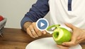 Супер трик показва как да обелим ябълка за...5 секунди!