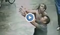 Спиращ дъха момент: Минувач хвана бебе, паднало от прозорец