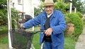101-годишен дядо върти баници и копае градинки