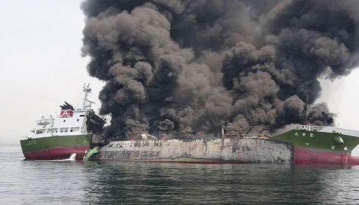 Експлозия разцепи японски танкер в открито море Експлозия разцепи японски танкер в открито море