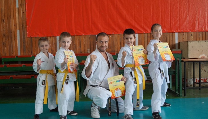Русенски каратисти се върнаха с награди от детския турнир "Светлина"