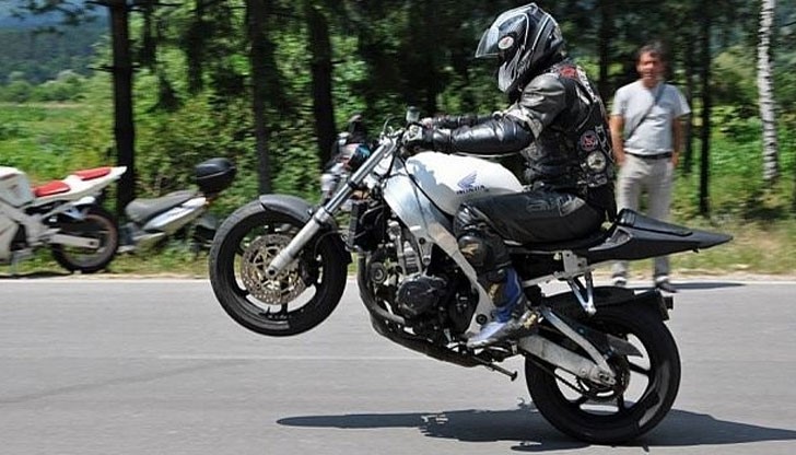 Полицаи ще спират от движение ревящите мотори Полицаи ще спират от движение ревящите мотори