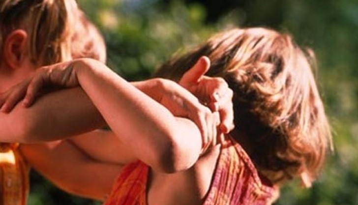 13-годишен преби съученичка в час, учителката не видяла