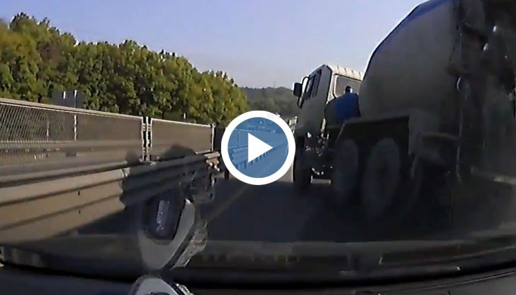 Шофьор на огромна бетонобъркачка кара безумно по магистрала