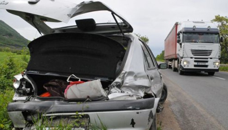 ТИР премаза кола на главен път Е-79