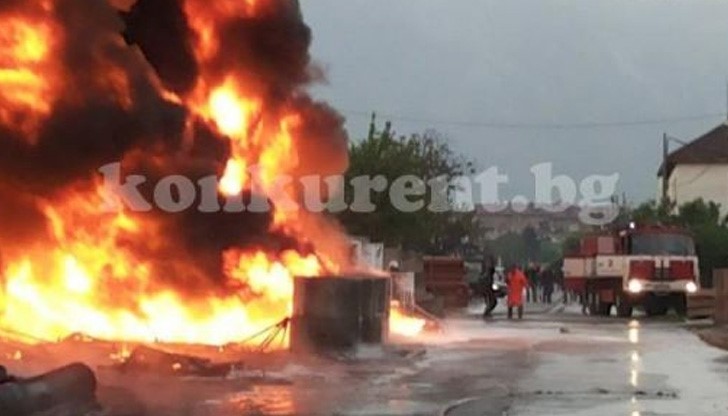 Огромен пожар гори до бензиностанция във Враца Огромен пожар гори до бензиностанция във Враца