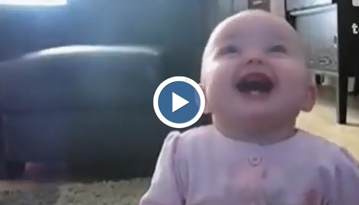 Няма да издържите! Това бебе ще ви накара да се смеете до сълзи!