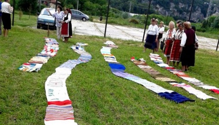 Пенсионери тъкат "европейски килим" с дължината на река Дунав