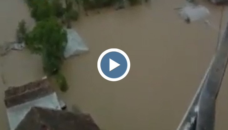 Хеликоптер спасява 3-месечно бебе от потопа в Босна