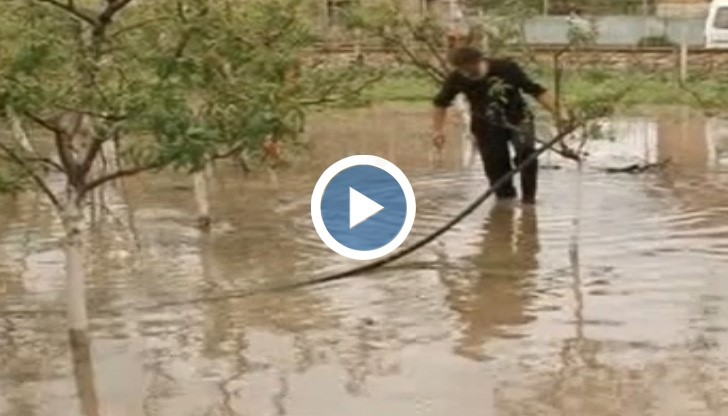 Скъсана дига на река наводни над 2 000 дка обработваема земя