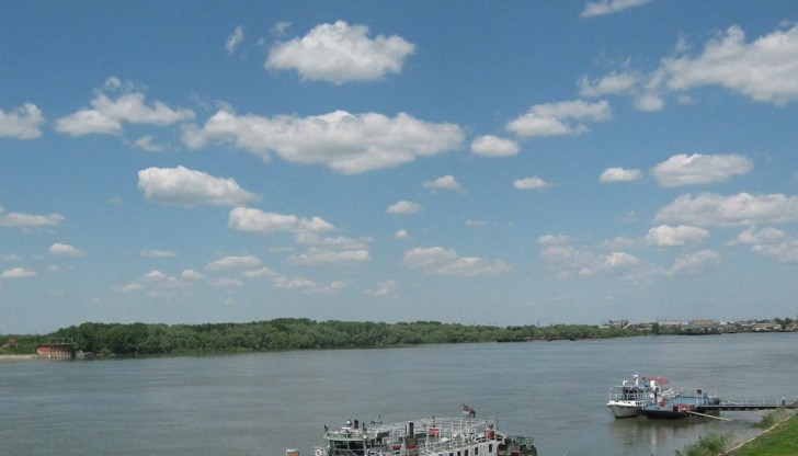 Опасна 3-метрова вълна се носи по Дунав Опасна 3-метрова вълна се носи по Дунав