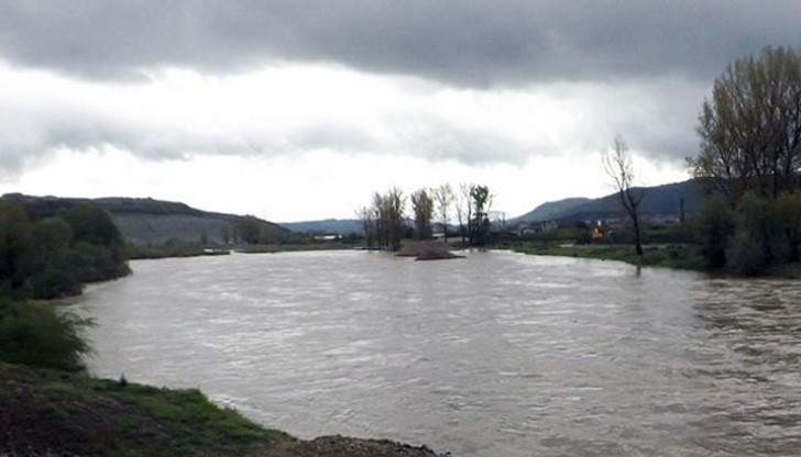Язовир преля в Търговищко и наводни селскостопански дворове и земеделска техника Язовир преля в Търговищко и наводни селскостопански дворове и земеделска техника