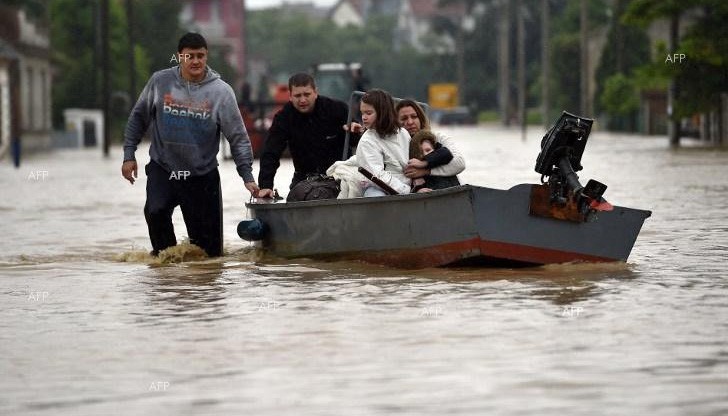 Порой удави Македония, автомобили плуват по улиците в столицата