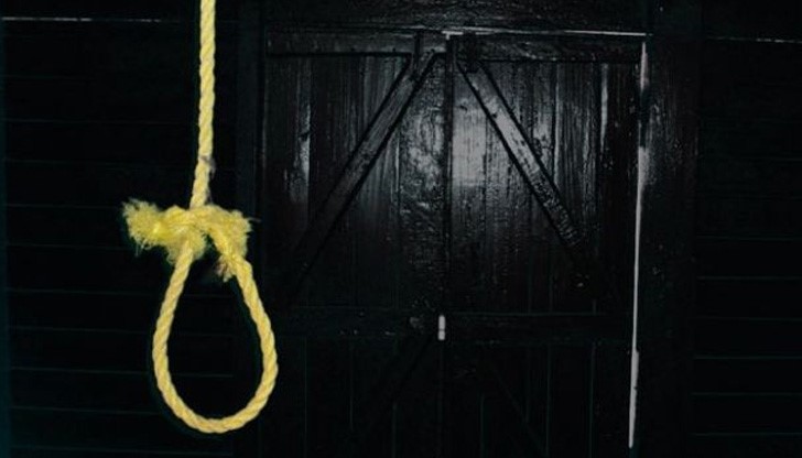 13-годишна се обеси, след като майка й забрани да влиза във Фейсбук 13-годишна се обеси, след като майка й забрани да влиза във Фейсбук