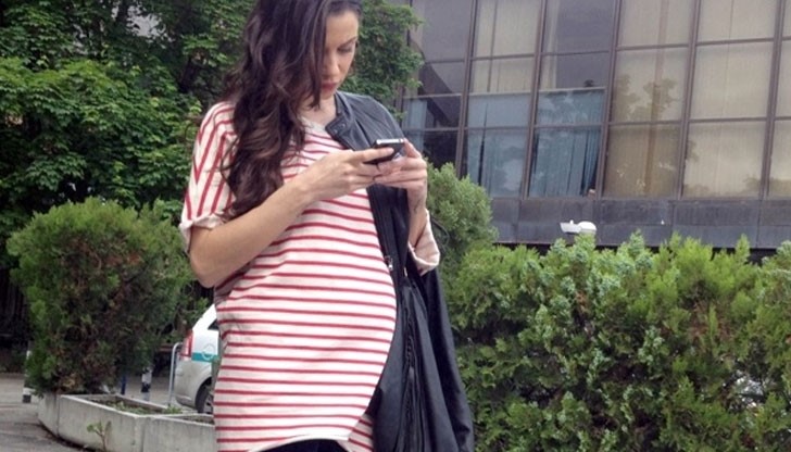 Диляна Попова за първи път се показа с корема