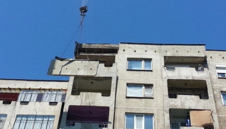 Панел от жилищен блок се отцепи и отнесе терасaта под него