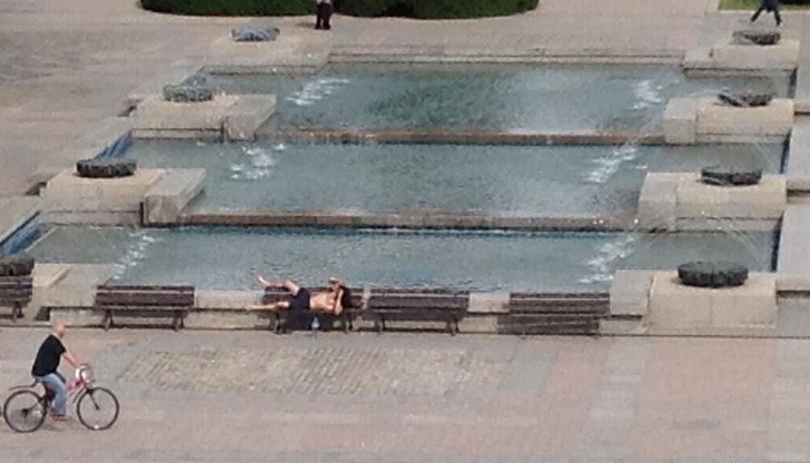 Мъж плажува в центъра на Русе