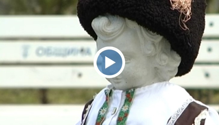 Български Манекен Пис в народна носия се засели в Русе