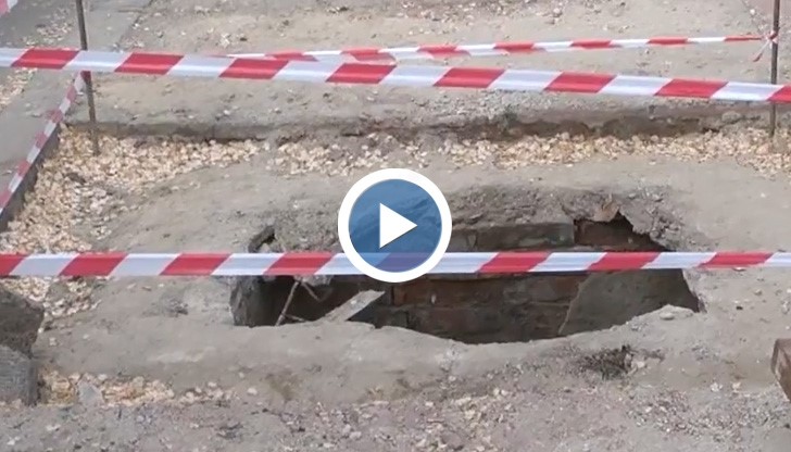 Ремонтират пропадналата шахта срещу старата поща в Русе