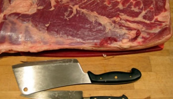 Мъж свари и изяде месото от бедрената си кост