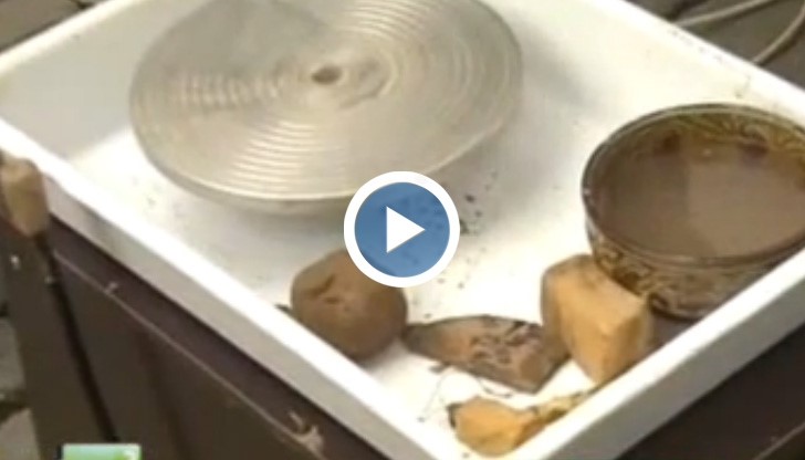 Грънчар демонстрира занаята пред посетителите на изложението "Уикенд туризъм" в Русе