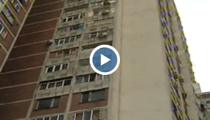 Психично болен мъж напада полицаи с лопата и нож