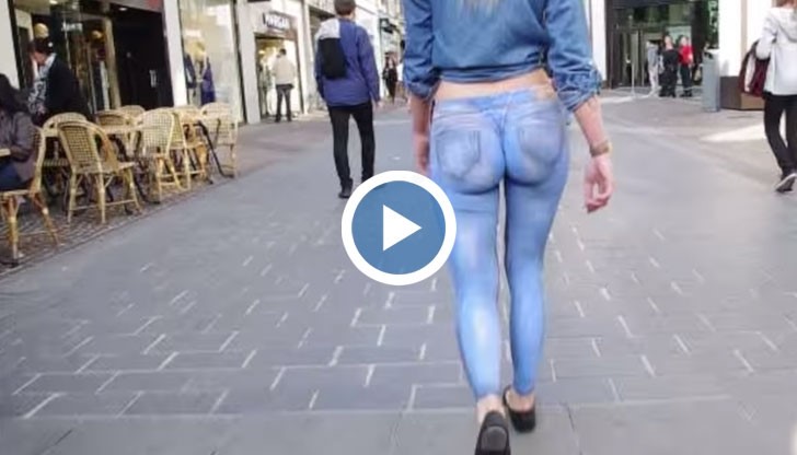 Момиче носещо само прашки остава незабелязано!