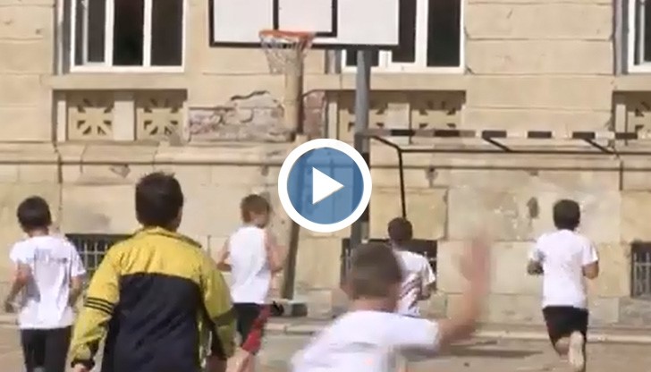 Роси Кирилова пее на благотворителен концерт за ремонта на СОУ „Христо Ботев”