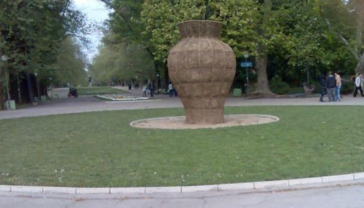 Вазата в Парка на младежта разцъфва облечена с 28 хил. цветя Вазата в Парка на младежта разцъфва облечена с 28 хил. цветя