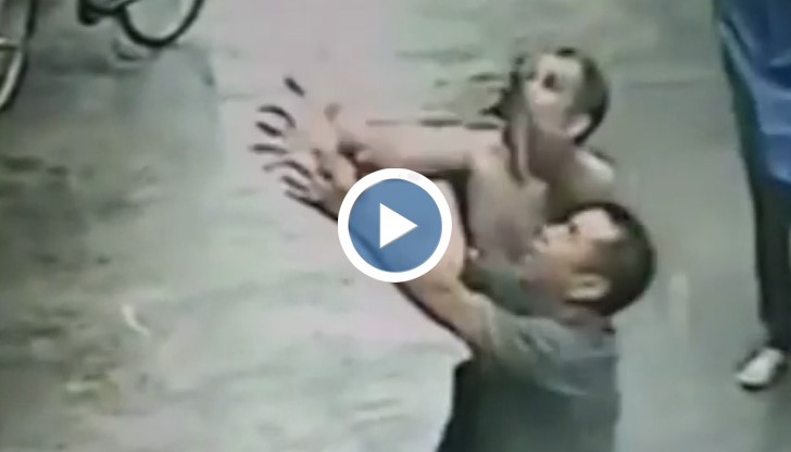 Спиращ дъха момент: Минувач хвана бебе, паднало от прозорец