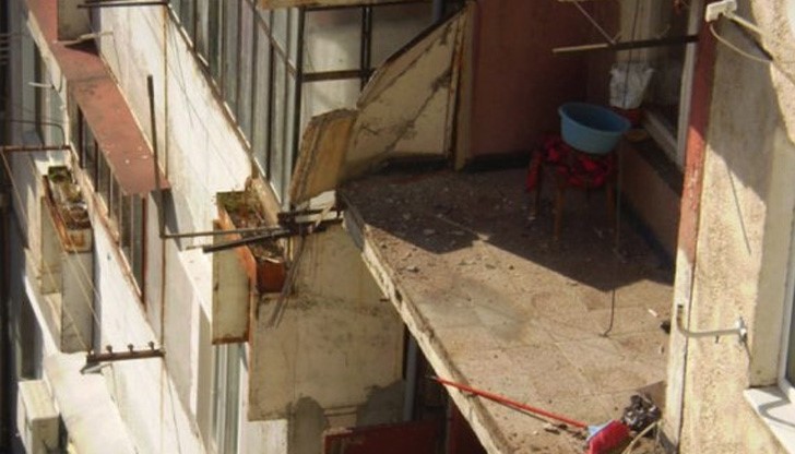 Двутонен панел увисна от жилищен блок и отнесе цяла тераса