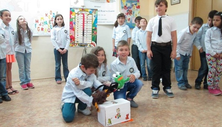 Изпратиха учениците от СОУ "Възраждане" с тържество "I know the alphabet" Изпратиха учениците от СОУ "Възраждане" с тържество "I know the alphabet"