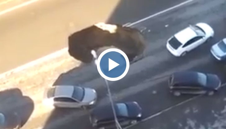 Огромна дупка зейва на улица, шофьор запазва хладнокръвие!