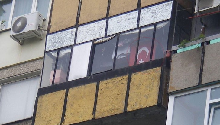 Турско знаме се развява на тераса на блок "Голям Богдан"