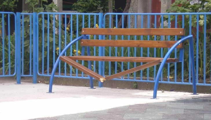 "Модернизираните" детски площадки в Русе 6 месеца по-късно