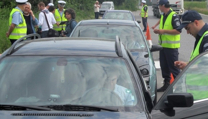 Катаджии раздават антистрес топки на шофьорите по пътя Русе - Бяла