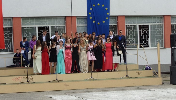 Ученици на "Дойче шуле" отбелязаха 24 май с песни, стихове и танци