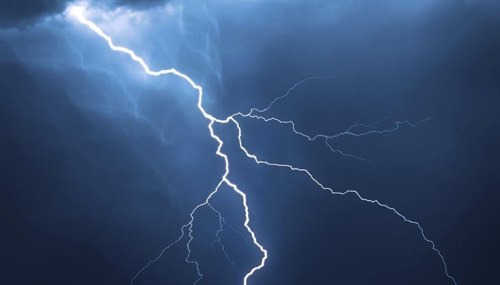 Мълния удари в публиката на конно състезание, шестима са в болница Мълния удари в публиката на конно състезание, шестима са в болница