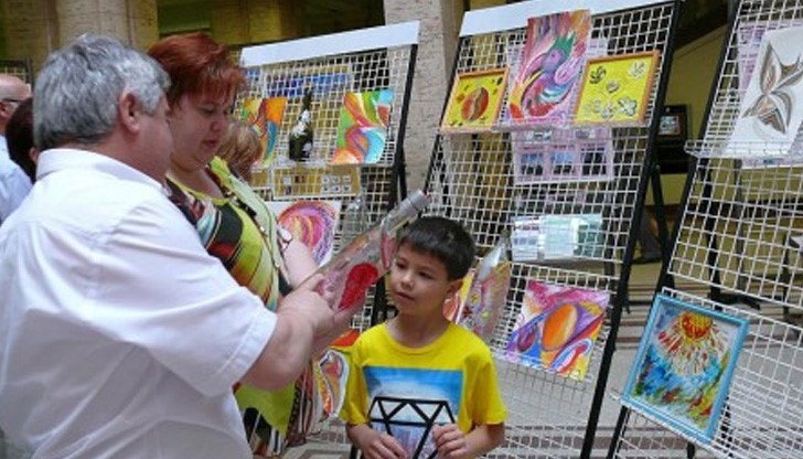 Експертка от РУ подреди изложба от стъклописи, акварели и пастели Експертка от РУ подреди изложба от стъклописи, акварели и пастели