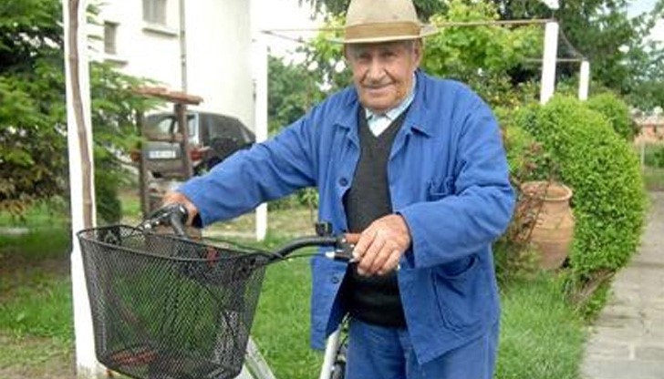 101-годишен дядо върти баници и копае градинки